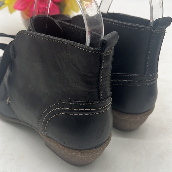 Clarks Black Leather Lace Up Heeled Ankle Bootie Size 6 BAB4288E - Picture 3 of 10